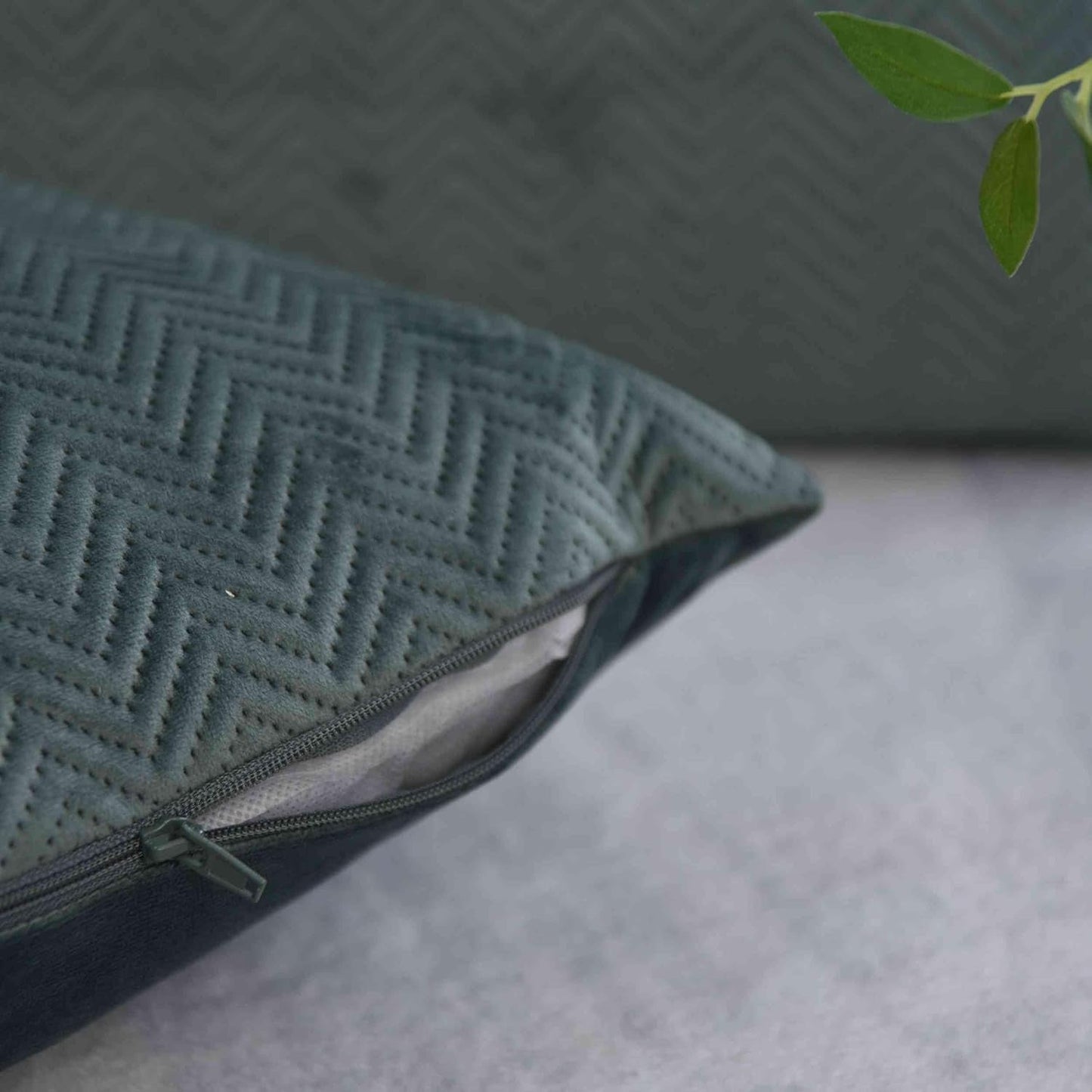 Vorhang-Kastenkissen, dekoratives Kissen, LxB 45 x 45 cm, grüner Jacquard „Greta“ mit Fischgrätenmuster, pflegeleicht, Reißverschluss, weiche Füllung, 320 g, verschiedene Farben, 2023510, Reisekissen, Naty Shop