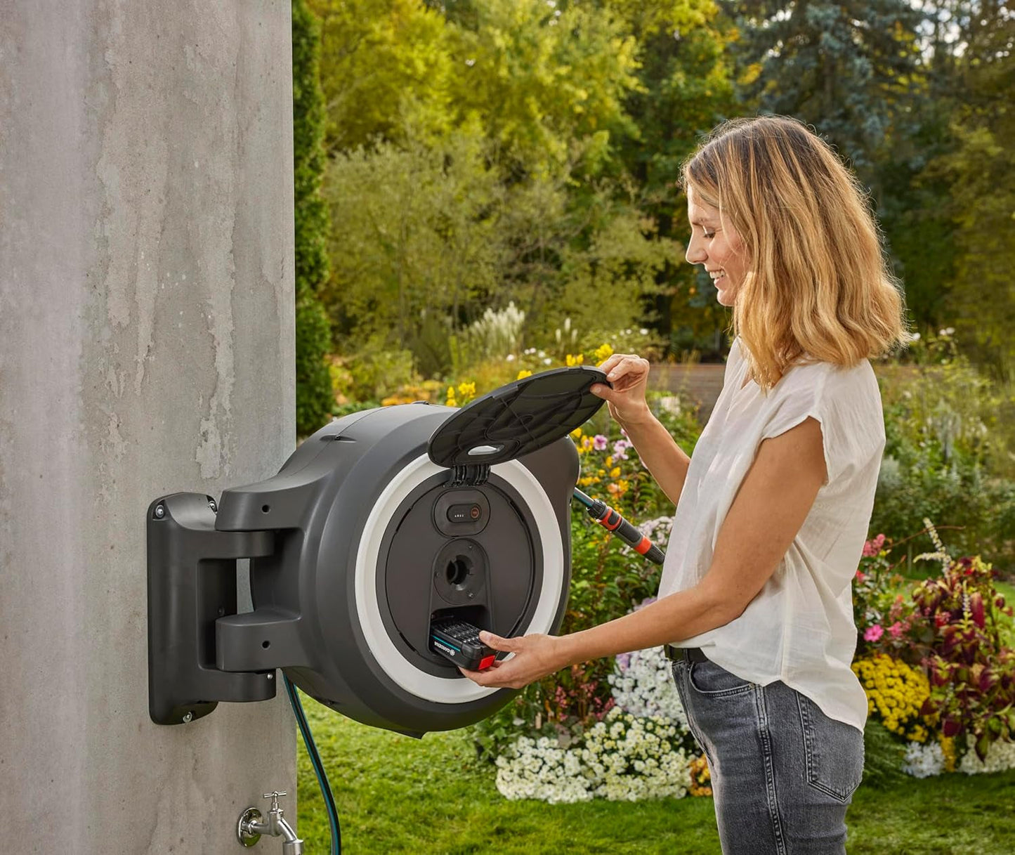 Gardena PowerRoll XXL Solo Akku-Wandschlauchbox: Automatischer Schlauchaufroller mit 40 m Gartenschlauch, Schlauchführung und RollControl, batteriebetrieben, UV- und frostbeständig (18647-55)