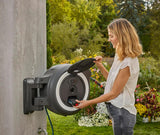 Gardena PowerRoll XXL Solo Akku-Wandschlauchbox: Automatischer Schlauchaufroller mit 40 m Gartenschlauch, Schlauchführung und RollControl, batteriebetrieben, UV- und frostbeständig (18647-55)