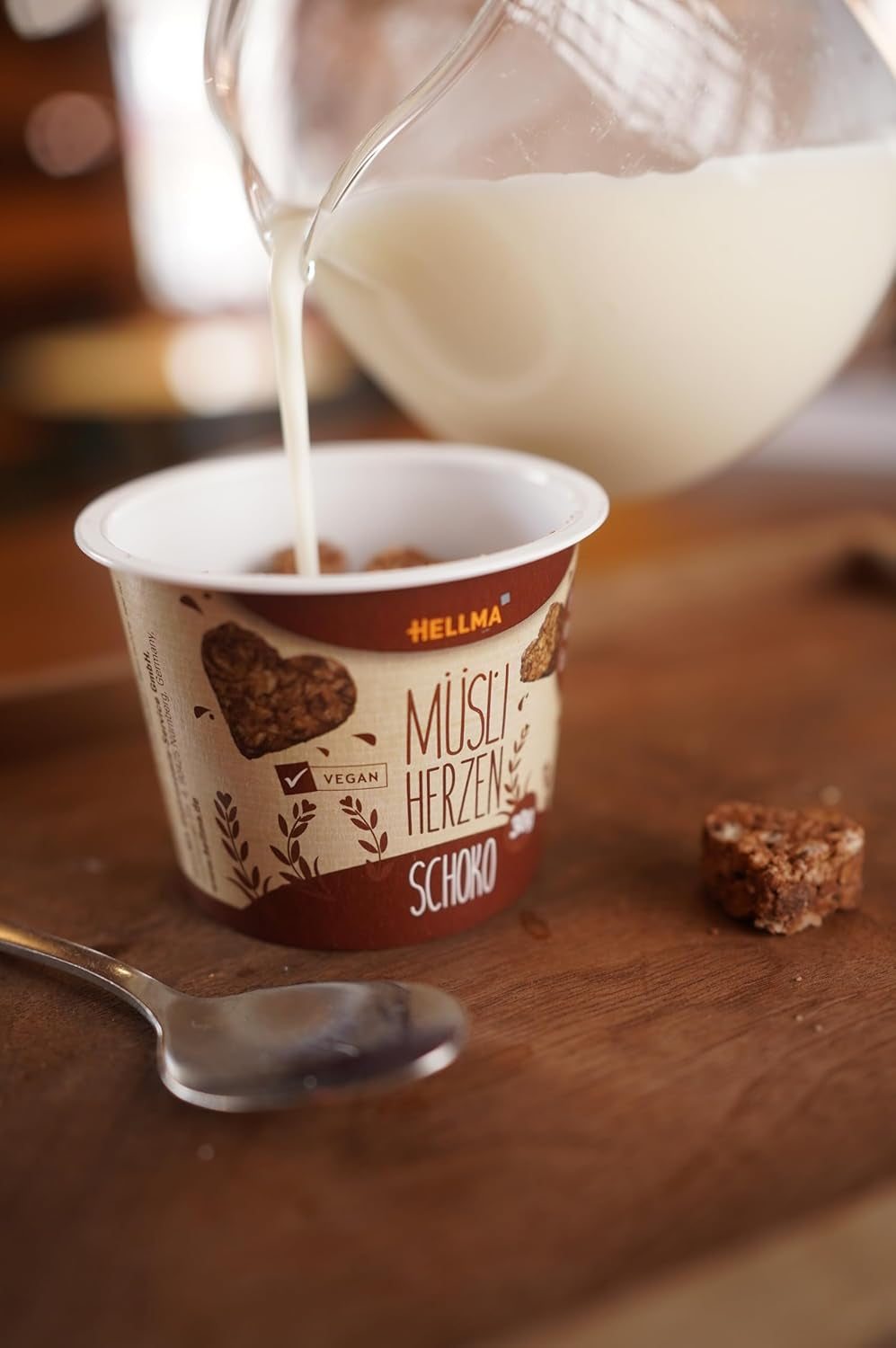 HELLMA Herzen mit Müsli und Schokolade – 18 Portionen à 30 g – Mit Schokolade überzogene Haferflocken in Herzform, Take-Away-Becher