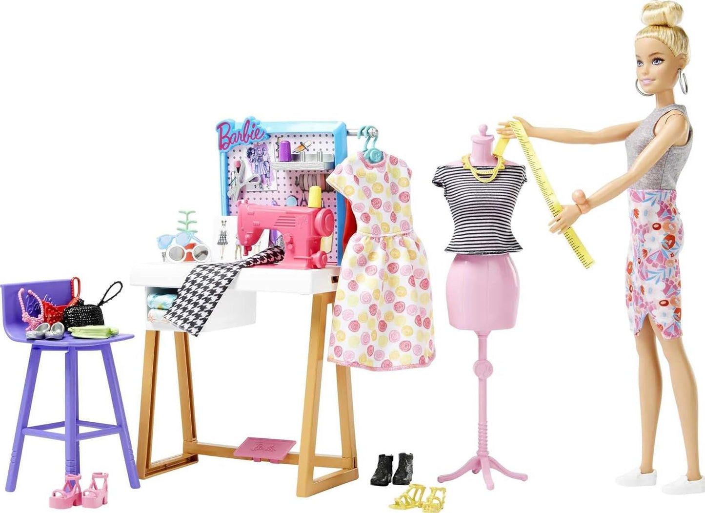 Barbie HDY90 – Modedesigner-Puppe (30,40 cm) und Atelier, über 25 Design- und Modeaccessoires, Design-Schreibtisch, Stuhl, Nähmaschine, Textilmuster, Schaufensterpuppe und mehr, Spielzeug für Kinder ab 3 Jahren