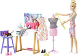 Barbie HDY90 – Modedesigner-Puppe (30,40 cm) und Atelier, über 25 Design- und Modeaccessoires, Design-Schreibtisch, Stuhl, Nähmaschine, Textilmuster, Schaufensterpuppe und mehr, Spielzeug für Kinder ab 3 Jahren