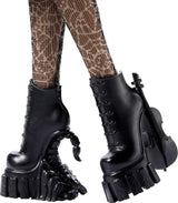Monster High Wednesday Puppe und Accessoires, Wednesday Addams Sammelfigur in Nevermore Academy Uniform mit Eiskaltem Händchen und Rucksack, Puppenständer, HXJ04