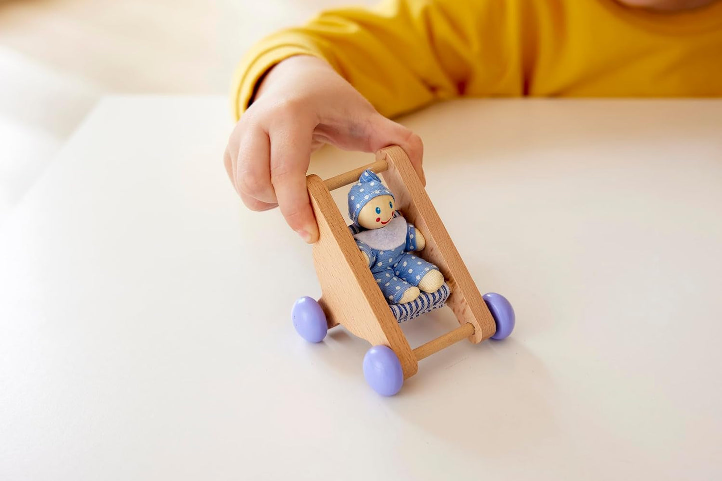 Hape Babyzimmer – Puppenzimmer-Set aus Holz, Babypuppenmöbel, Puppenhauszubehör für Kleinkinder, Miniatur-Babyzimmer mit Schaukel und Zubehör, Rollenspiel für 3-Jährige