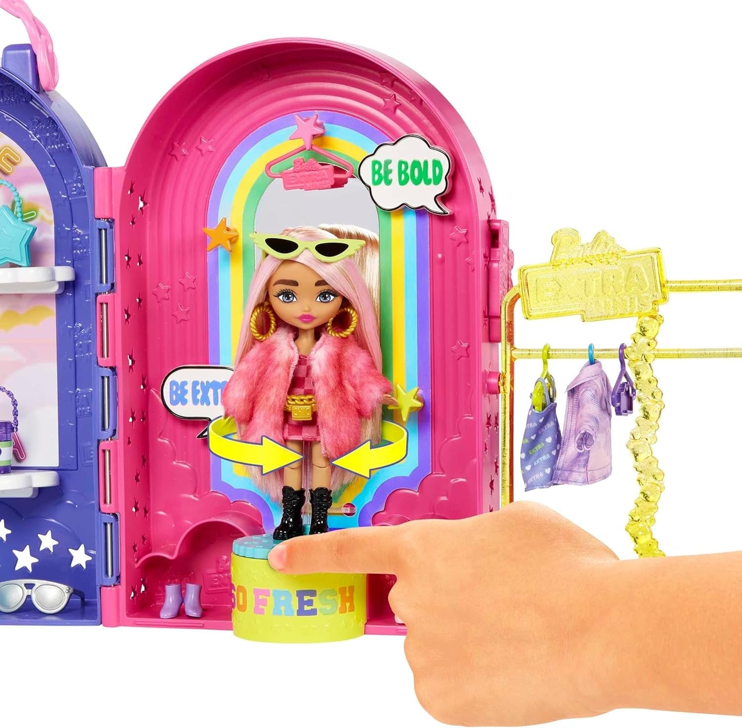 Barbie Extra Minis, Extra Mini-Puppe und Boutique-Spielset, Kleiderschrank mit Schränken, Regalen, Spiegeln, 360-Grad-Plattform, Extra Mini-Puppe mit rosa Haarschmuck, HHN15
