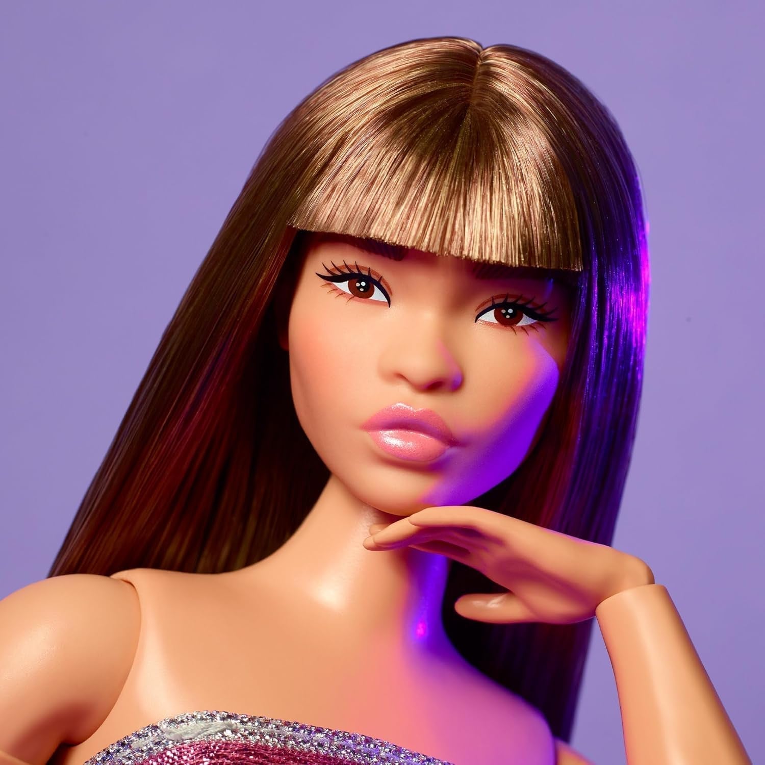 Barbie Looks Doll, Sammelfigur Nr. 24 mit braunem Haar und moderner Y2K-Mode, glitzerndes trägerloses Kleid mit Peeptoe-High-Heels, HRM16 Naty Shop Dolls