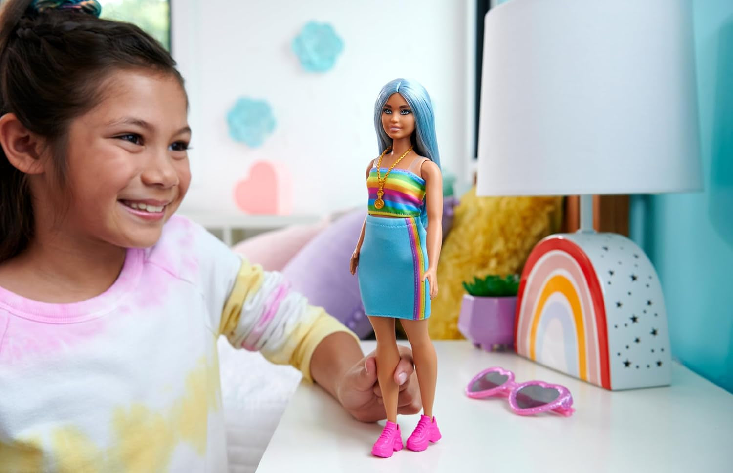Barbie Fashionistas Puppe Nr. 218 mit langen blauen Haaren, Regenbogenbluse und türkisfarbenem Rock, Sammlermodepuppe zum 65-jährigen Jubiläum, HRH16