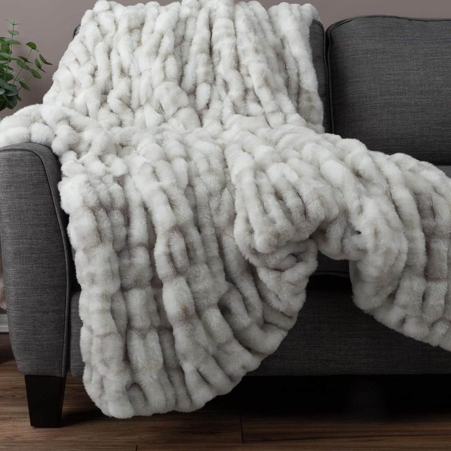 Lavish Home Übergroße gerüschte Kunstfelldecke, 152,4 x 203,2 cm, Jacquard-Kunstfell, Queen-Size-Überwurf für Betten und Sofas, graue Betten und Decken Lavish Home