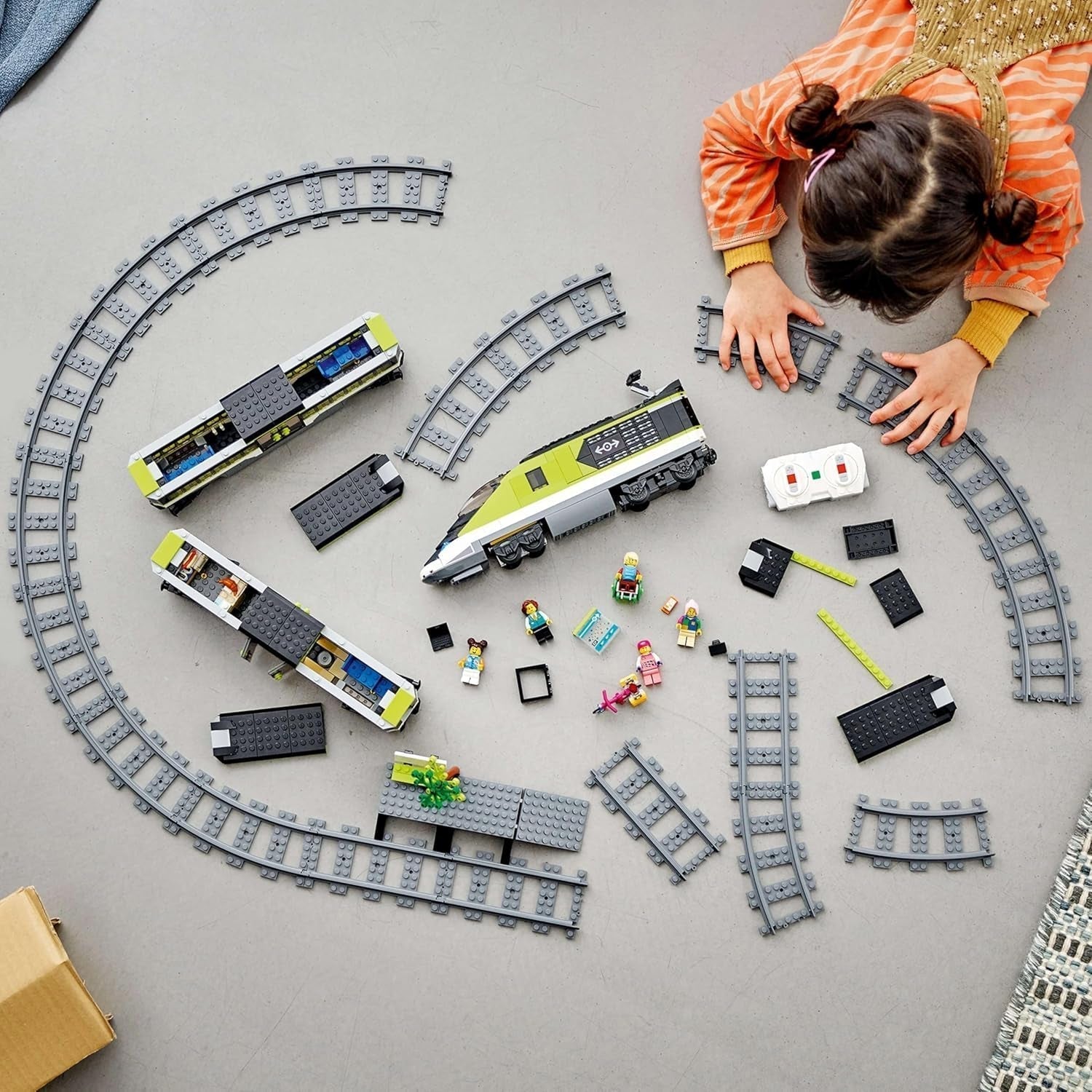 LEGO City Personen-Expresszug, ferngesteuertes Zugset, Eisenbahnspielzeug mit Scheinwerfern, 2 Waggons und 24 Gleiselementen, Geschenk für Kinder, Jungen und Mädchen 60337 Bausets Besuchen Sie den LEGO-Store