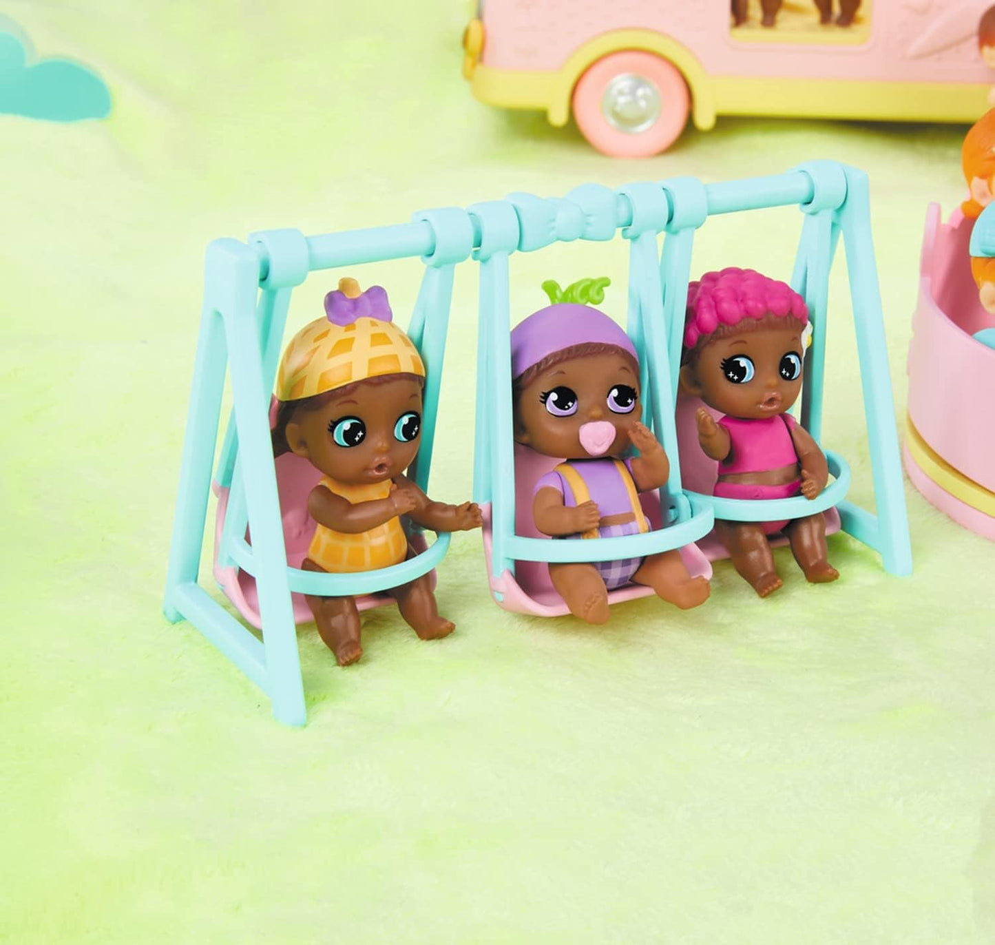 BABY born 904763 Baby Surprise Bus – pinkfarbener Mini-Puppenspielzeugbus mit 2 exklusiven Puppen, Dreifach-Kinderwagen, Schaukel, Karussell, Rutsche und Dreifachschaukel.