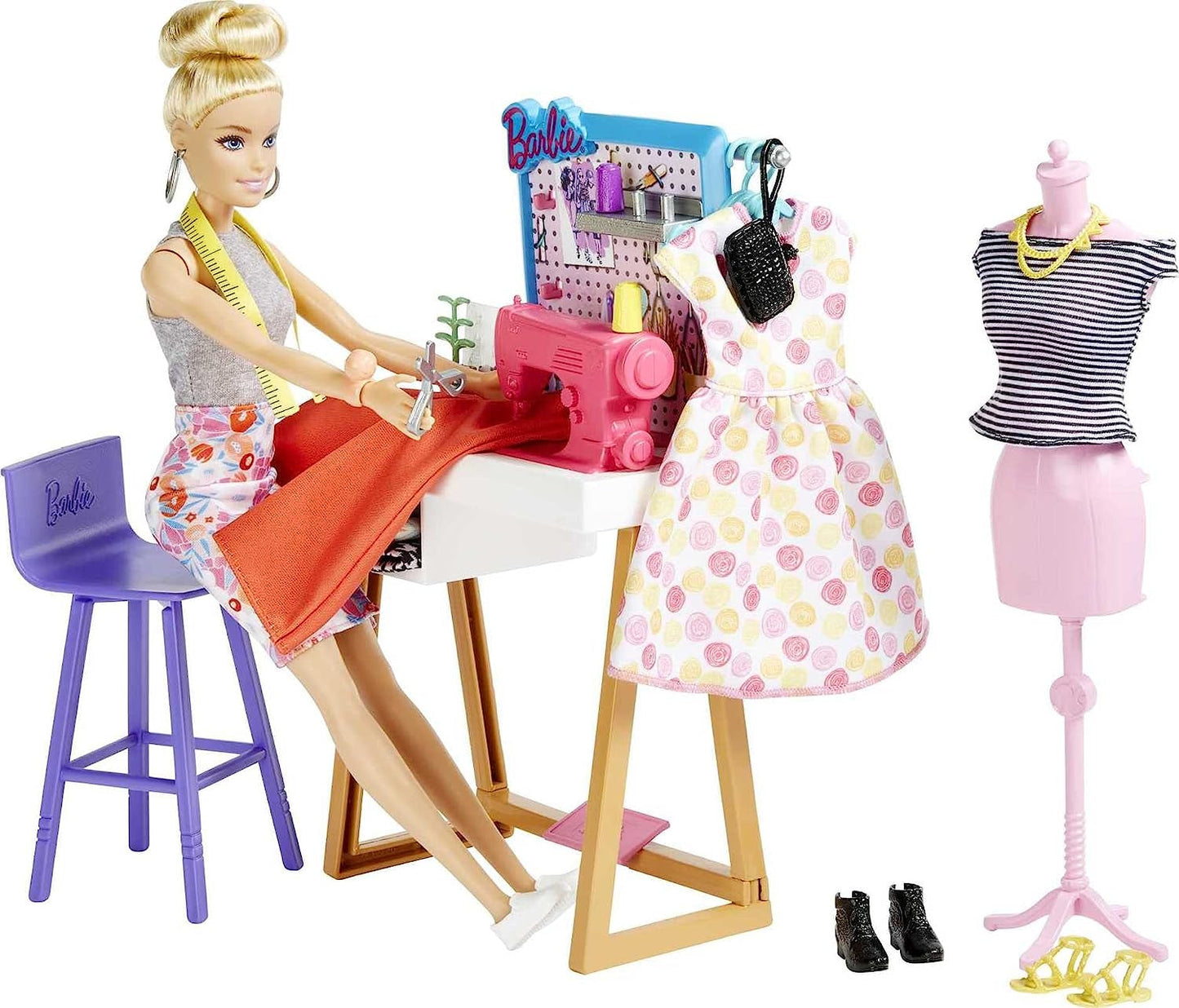 Barbie HDY90 – Modedesigner-Puppe (30,40 cm) und Atelier, über 25 Design- und Modeaccessoires, Design-Schreibtisch, Stuhl, Nähmaschine, Textilmuster, Schaufensterpuppe und mehr, Spielzeug für Kinder ab 3 Jahren