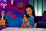 Monster High Cleo De Nile-Puppe in einer goldenen Bluse und einem mehrlagigen Rock, inklusive der Hissette-Kobra und Accessoires wie einer Schultasche, einem Snack und einer Rolle Toilettenpapier, HXH74