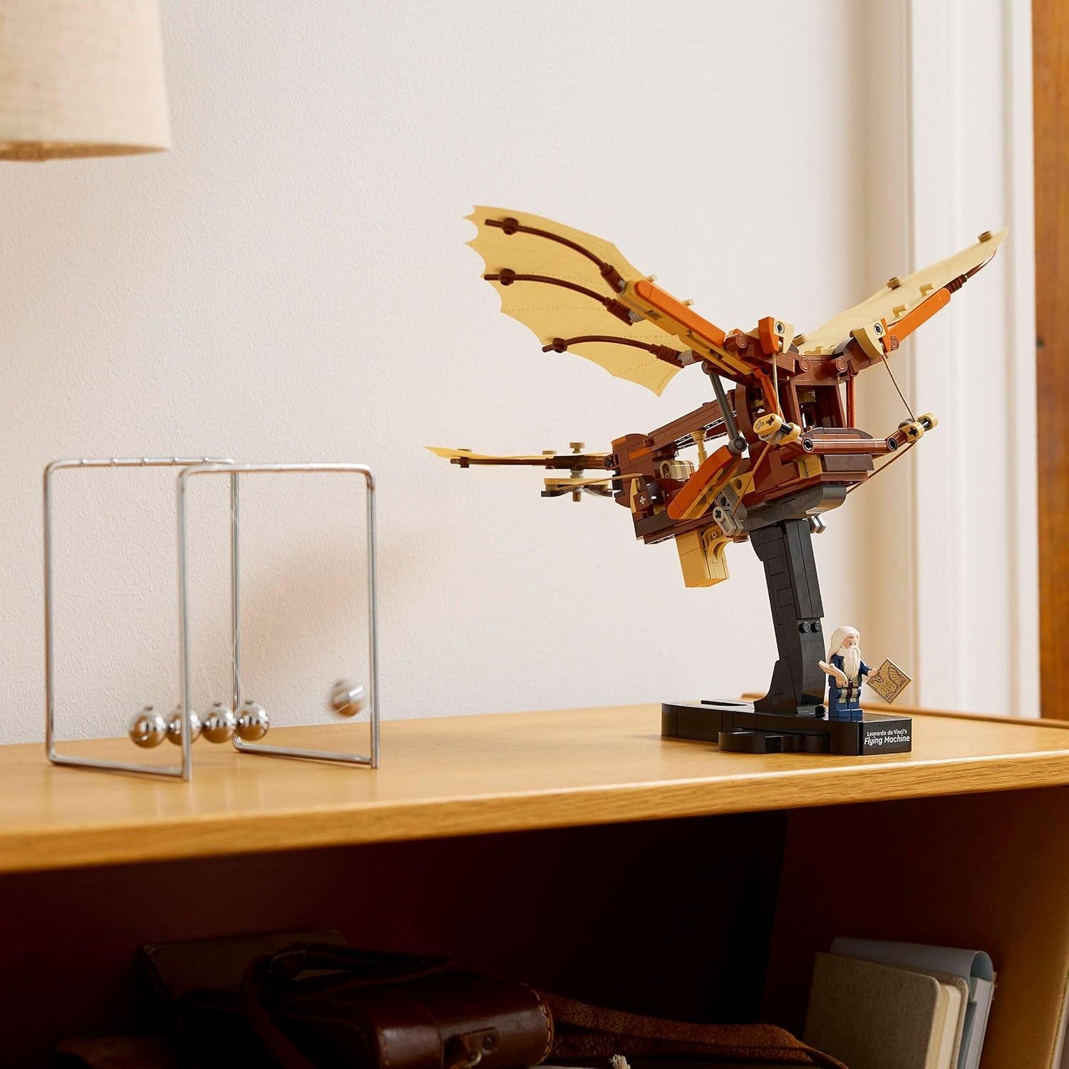 LEGO Icons Leonardo Da Vincis Flugmaschine mit schlagenden Flügeln – Enthält Minifigur und Ständer – Bauset für Erwachsene – Heimdekorationsset – Geschenkidee – 10363 Bausets Besuchen Sie den LEGO-Store