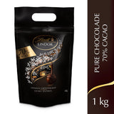 Lindt LINDOR Extra Dark Chocolate Balls und LINDOR Strawberry Creme Chocolate Balls | 1 kg wiederverschließbarer Beutel | ca. 80 weiße Schokoladenkugeln mit Erdbeercreme