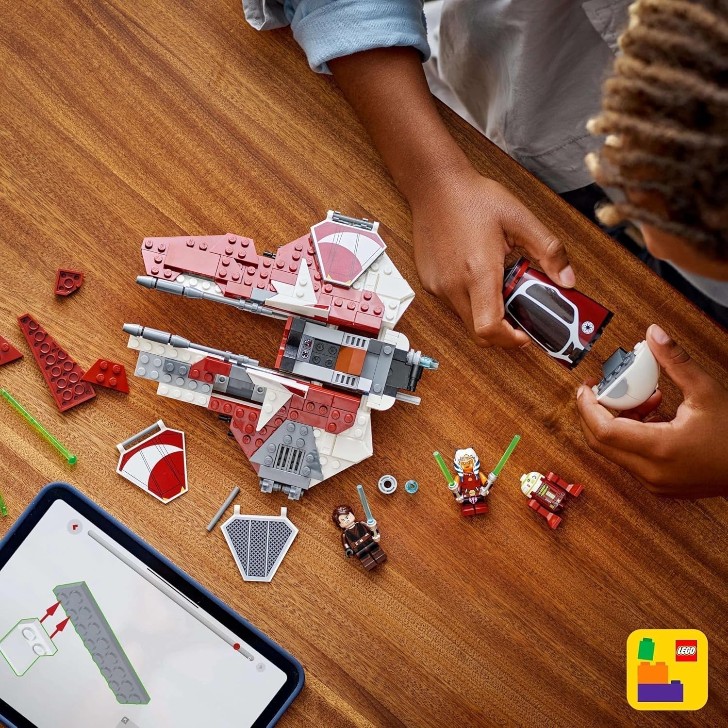 LEGO Star Wars 75401 Ahsokas Jedi-Abfangjäger, Starfighter für Clone Wars-Fans, Ahsoka Tano & Anakin Skywalker Minifiguren mit Lichtschwertern und R7-A7, für Jungen und Mädchen ab 8 Jahren. Bausets. Beuche den LEGO-Store