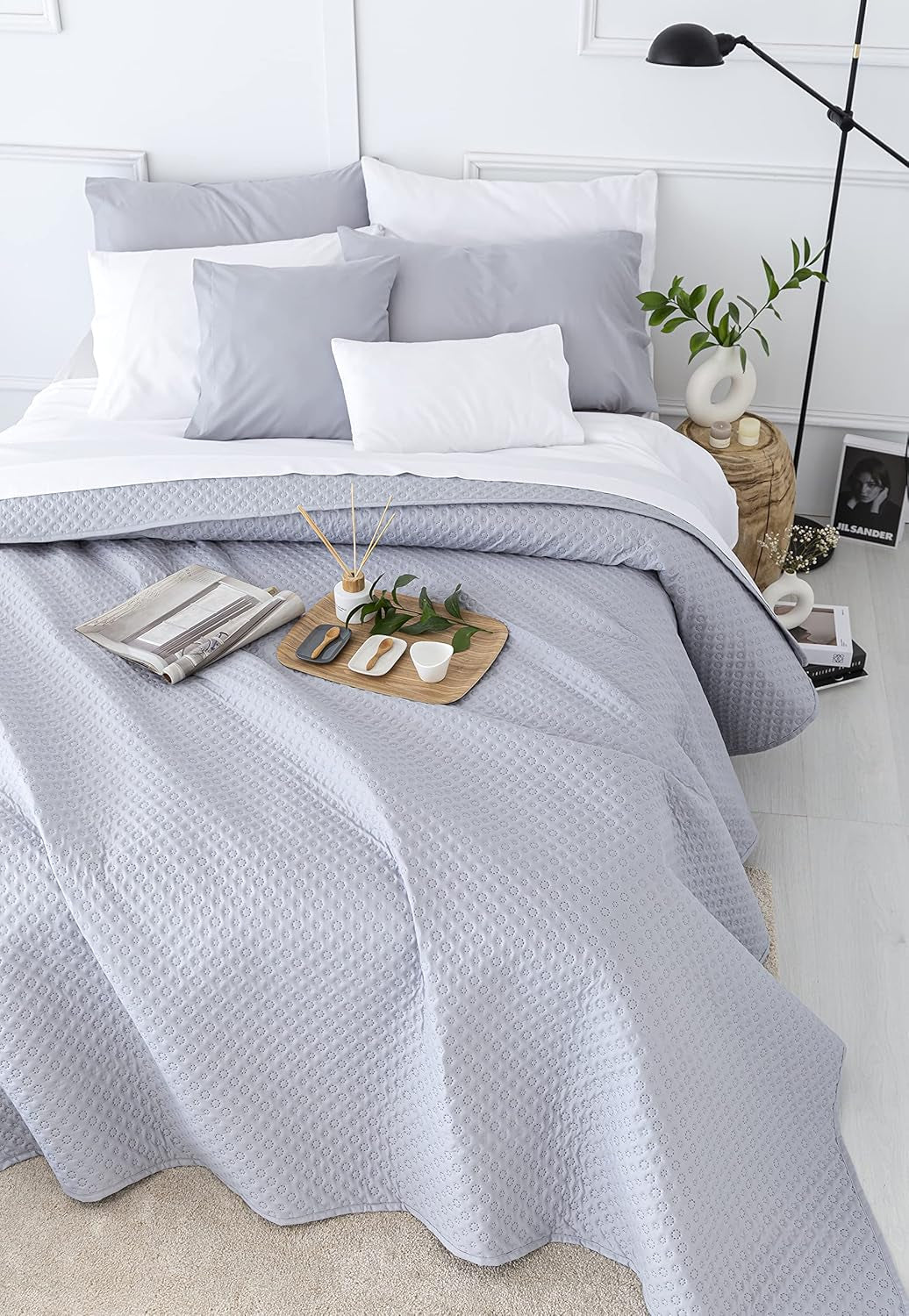 Todocama Fine Boutique Tagesdecke mit Piqué-Muster, für Frühling, Sommer, Herbst und Winter, 100 % superweiche Mikrofaser, Multifunktionsdecke, 140/150/160–250 x 260 cm, hellgrau. Betten und Decken Beuche den Todocama-Store