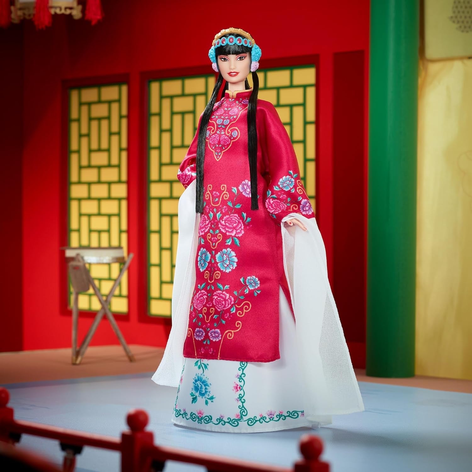 BARBIE Lunar New Year Barbie Puppe – Traditionelles Kleid in glücksbringendem Rot mit Pfingstrosenmuster, cyanblaue Schuhe mit pinken Troddeln, inspiriert von der Peking-Oper, HRM57
