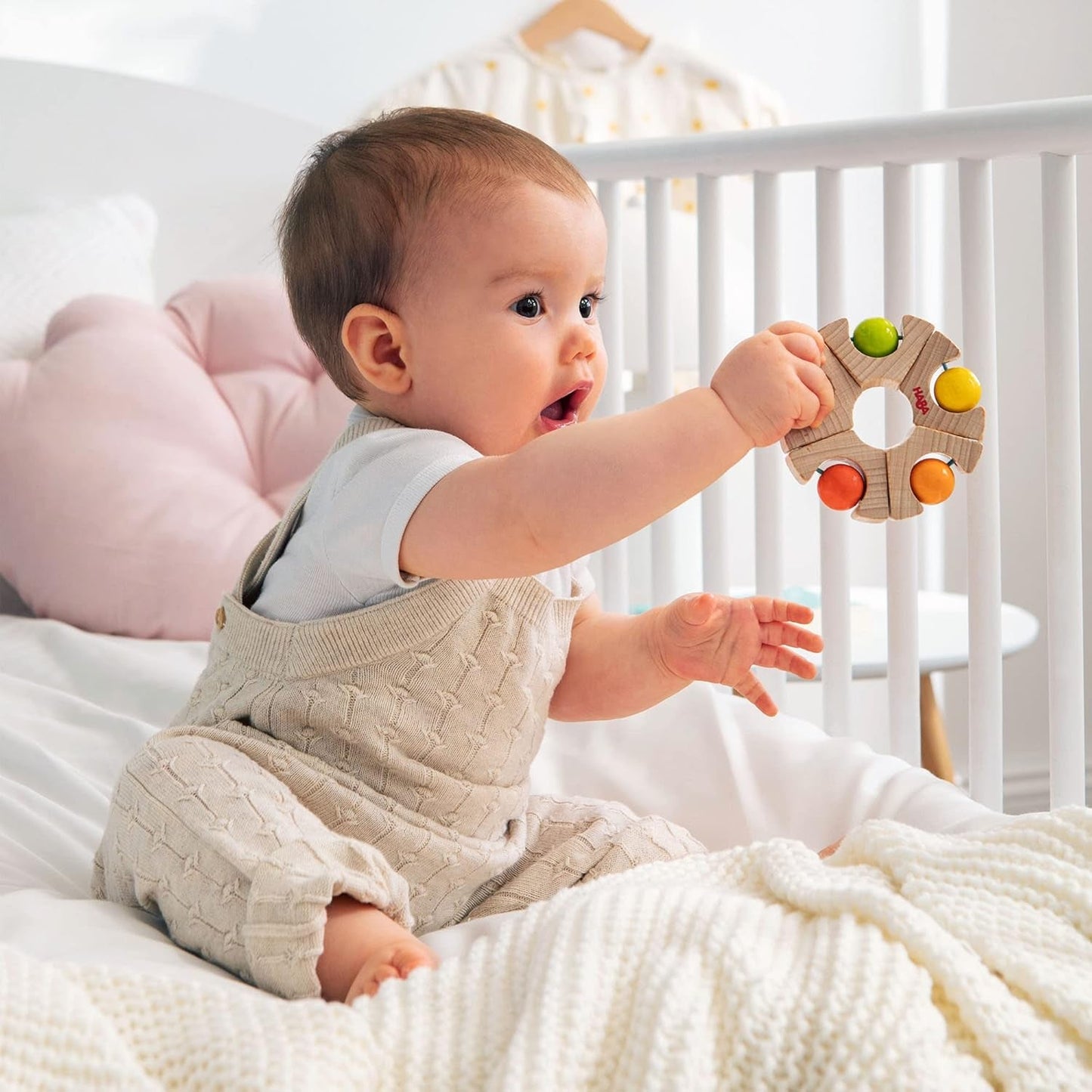 HABA 306692 – Fangspielzeug mit Kugelrad, Fangspielzeug ab 6 Monaten, Made in Germany, Buntes Bebe Toys Naty Shop