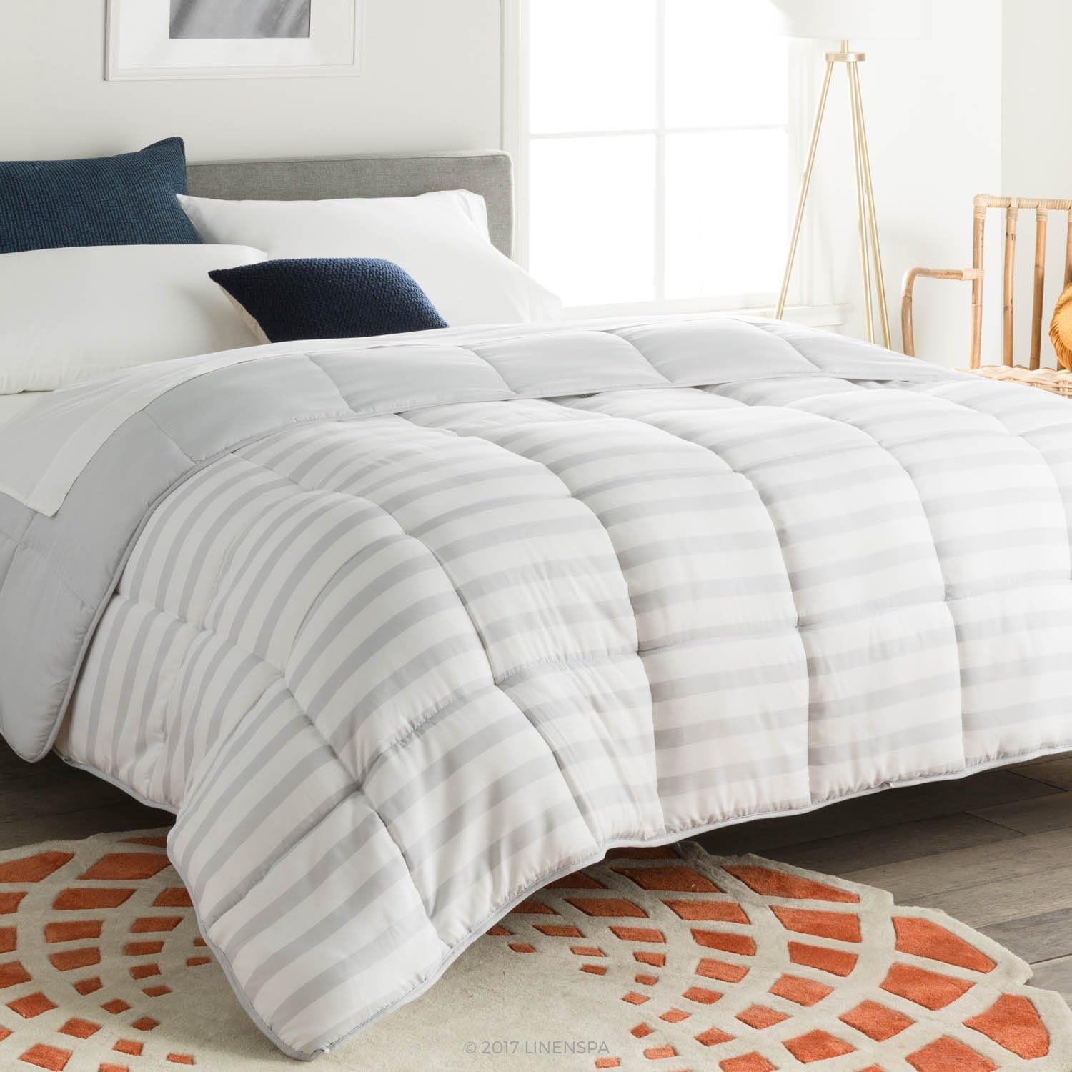 Linenspa Ganzjahresdecke – Einzelbettdecke aus Mikrofaser 10,5 Tog – Öko-Tex, alternative Daunendecke, weiß. Bettdecken und Steppdecken Naty Shop. Grau/weiß mit Streifen. Einzelbett