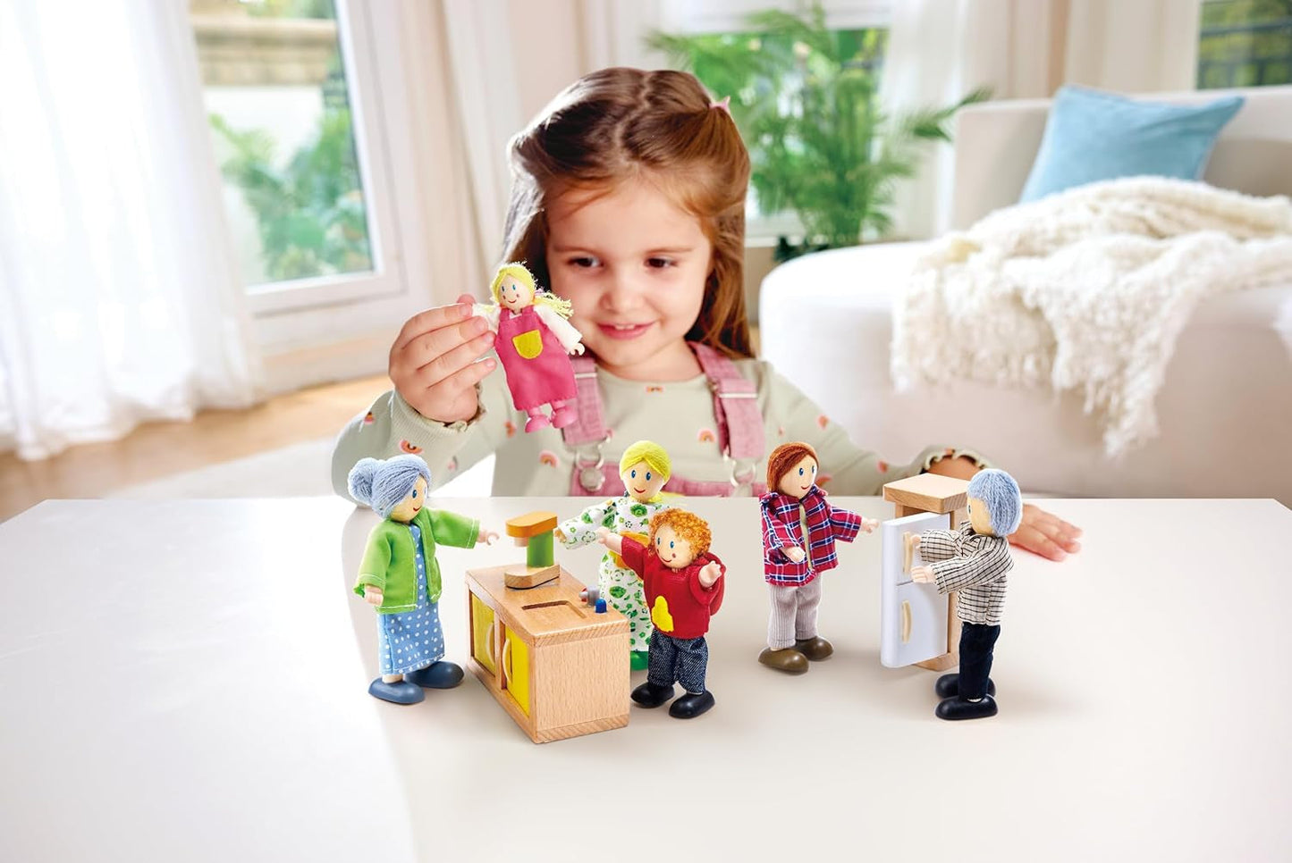 Hape Doll Family Preisgekröntes Puppenhaus-Set, einzigartiges Puppenhaus-Zubehör aus Holz, fantasievolles Spielen, 6 Mitglieder der Puppenfamilie, ab 3 Jahren