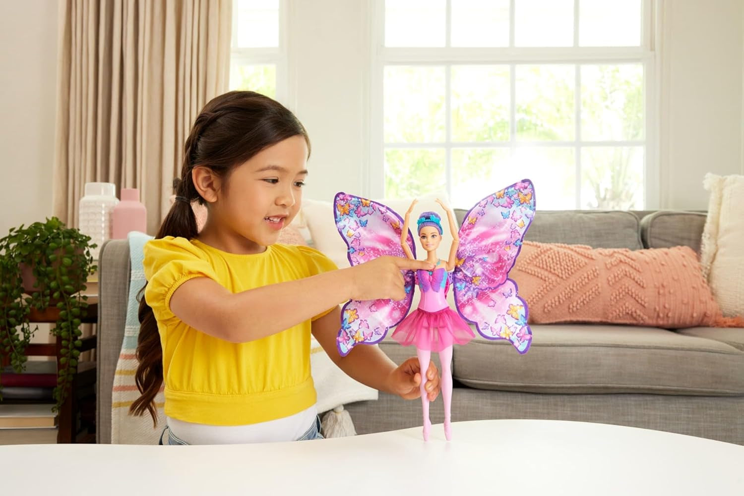 Barbie Tänzerin und Schmetterling 2-in-1 verwandelt Tänzerin in einen Schmetterling mit aufklappbaren Flügeln, lila Haaren, Haarschmuck und abnehmbarem Tutu, HXJ10