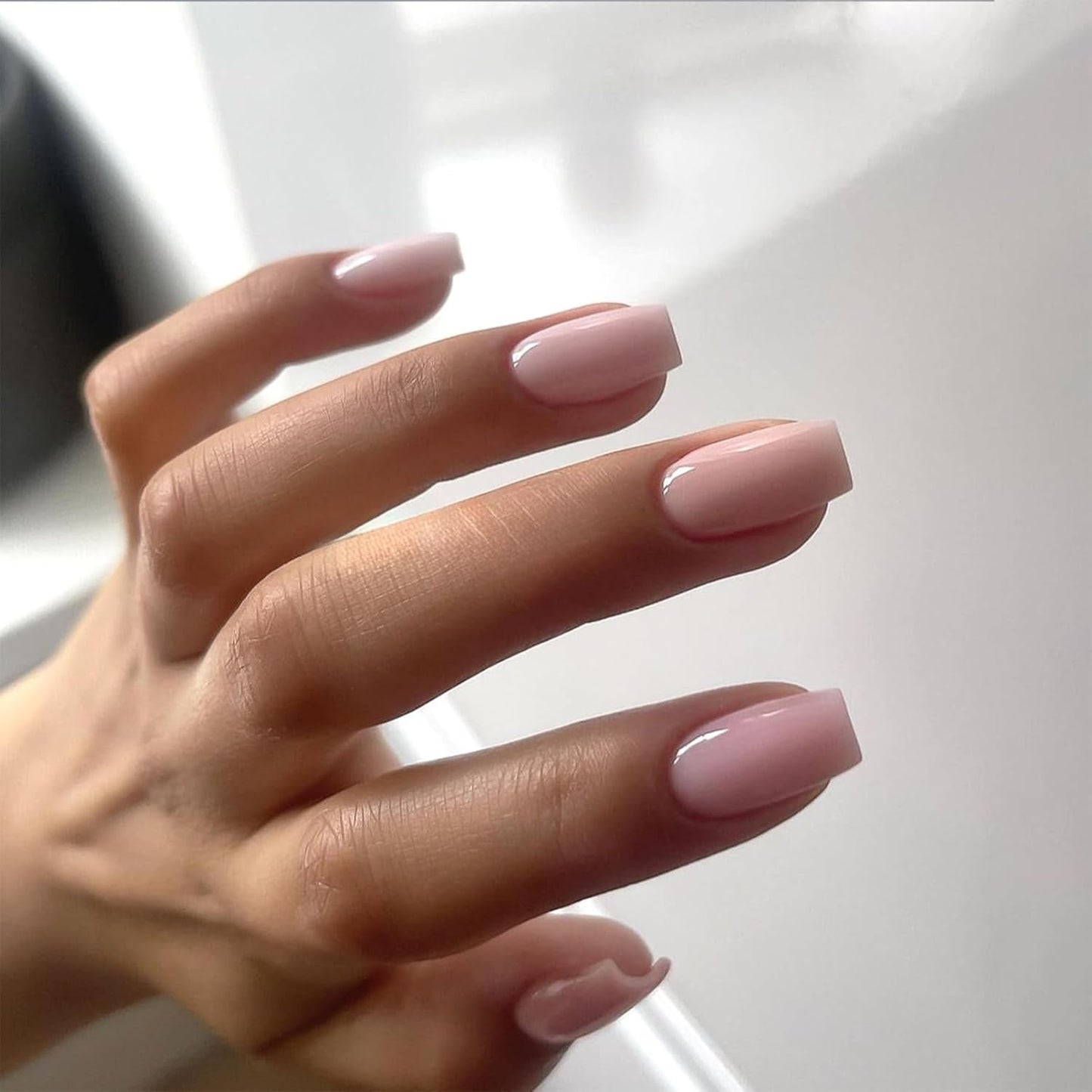 24 Stück rosa einfarbige künstliche Nägel, selbstklebend, neutrale künstliche Nägel, mittelgroß, quadratisch, weiches Gel für Frauen, DIY, vollständige Abdeckung, glitzernde künstliche Nägel