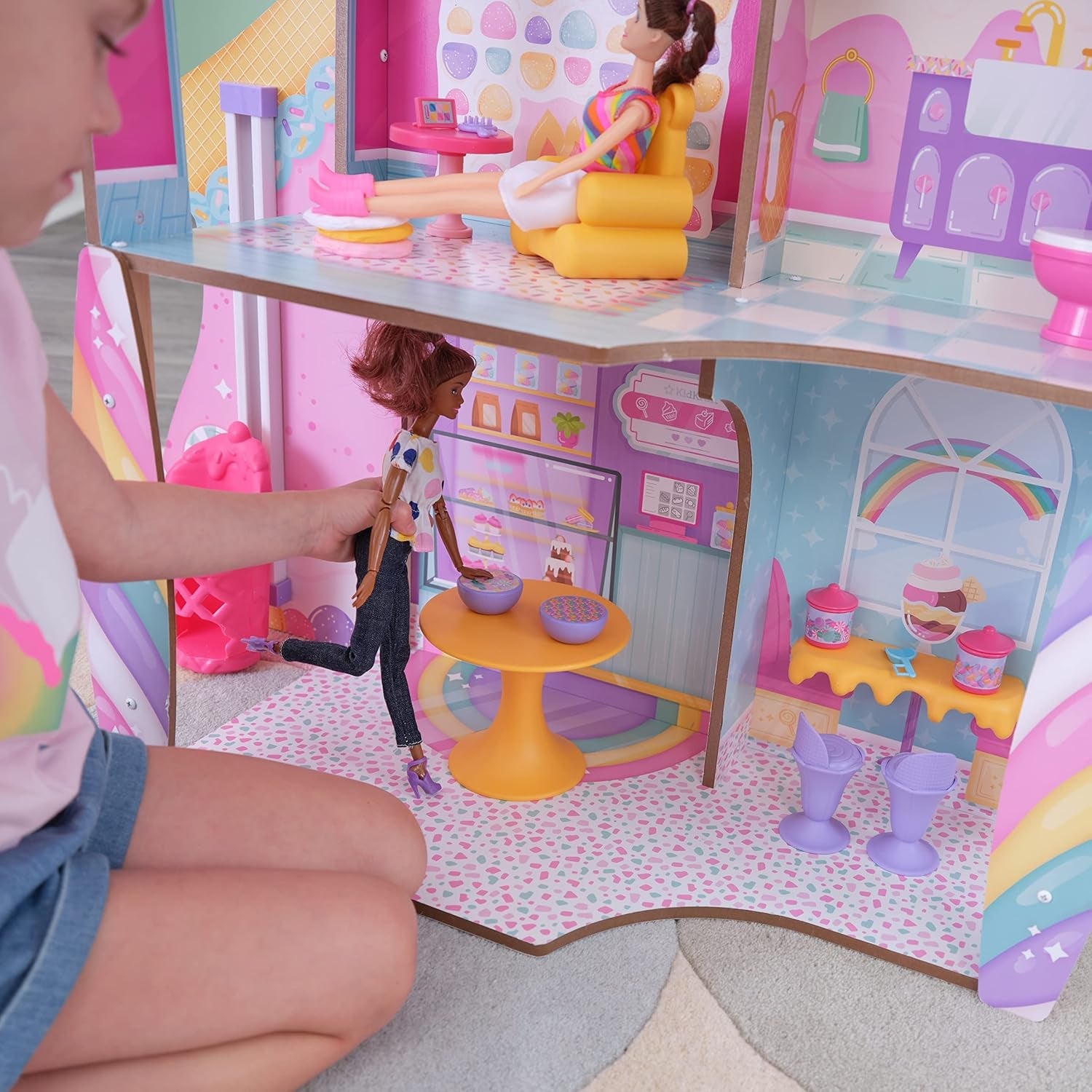 KidKraft Puppenhaus Candy Castle aus Holz mit Möbeln und Zubehör, Einhorn-Lama-Figurenhaus, Eistüten-Aufzug und Gummibärchen-Stuhl für Puppen, Spielzeug für Kinder ab 3 Jahren, 20242