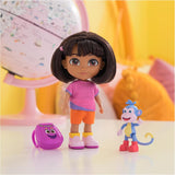 DORA – Best Friend Puppe – Größe 22 cm, mit kämmbaren Haaren, Ranzen und Affenstiefeln, bekannt aus der beliebten TV-Serie, für Kinder ab 3 Jahren