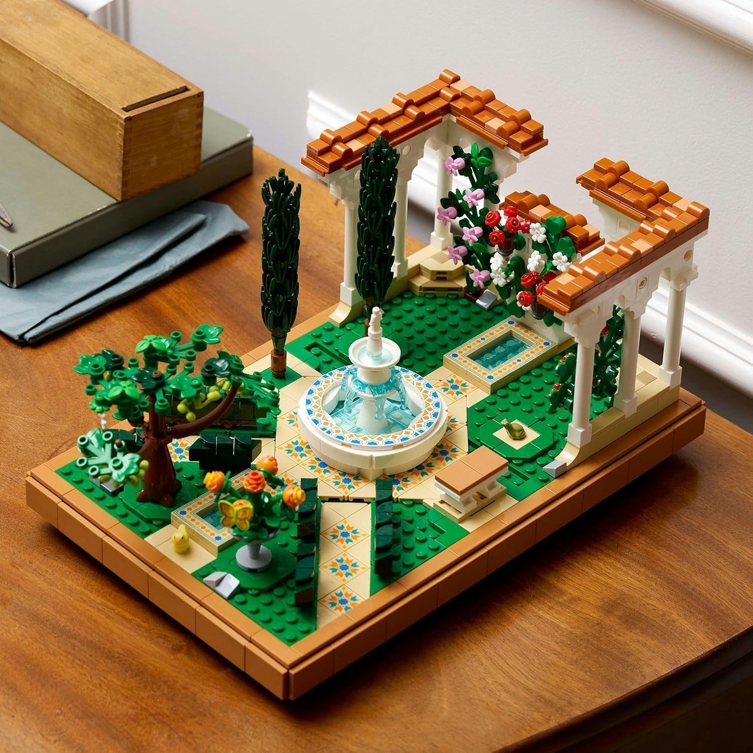 LEGO Icons Fountain Garden – Miniatur-Bauset für Erwachsene mit Blättern, Zypressen, Bäumen, Ranken, Blumen – Kreative Geburtstagsgeschenkidee, Einweihungsgeschenk für Frauen, Männer – 10359 Bausets Beuche den LEGO-Store