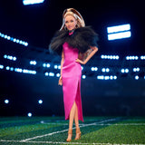 BARBIE Keeley Jones – von Ted Lasso inspirierte Sammlerpuppe, pinkfarbenes Seiden-Midikleid, goldene High Heels, schwarzer Umhang, goldene Creolen, rosa Tasche, ab 3 Jahren, HJW92