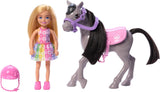 Chelsea und Ponys Barbie-Puppe – Anschnallen zum sicheren Spielen und Fahren, rosafarbener Sattel und Stufen, inklusive Helm und niedlichem kariertem Kleid, ab 3 Jahren, HTK29