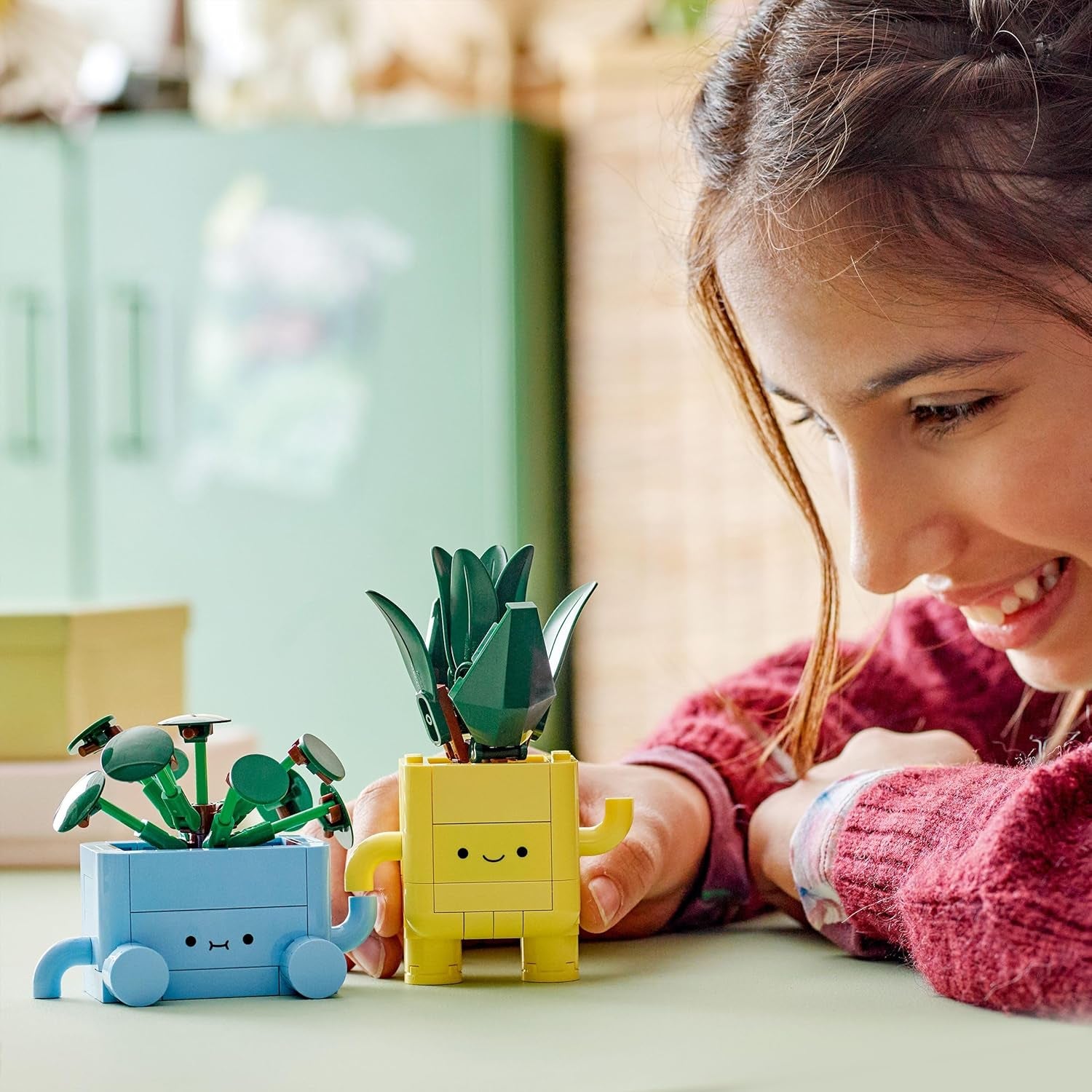 LEGO Botanicals Happy Plants – DIY-Set für Kinder mit 2 künstlichen Blumen und 2 bunten Blumentöpfen mit Cartoon-Gesichtern – Geschenkidee für Mädchen ab 9 Jahren – 10349 Besuche Bausets den LEGO-Store