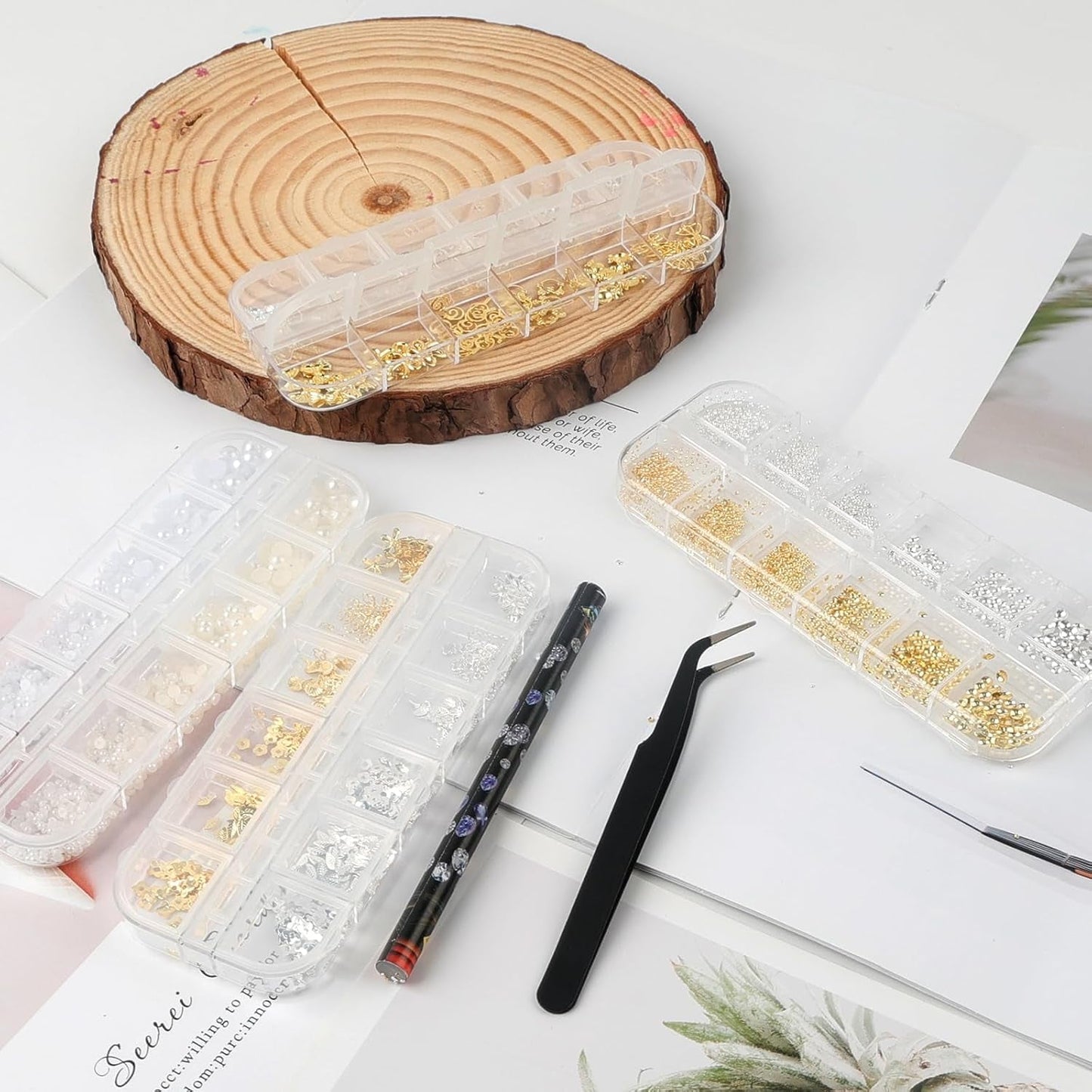 Nagel-Schlüsselanhänger, 4er-Box-Set – 48 Arten goldene und silberne 3D-Nagel-Schlüsselanhänger (Schmetterlinge, Blumen, Perlen usw.) + Pinzette und Stift – für selbstgemachte Gel- und Acrylnägel | Ideal für Nagelstudio und Zuhause