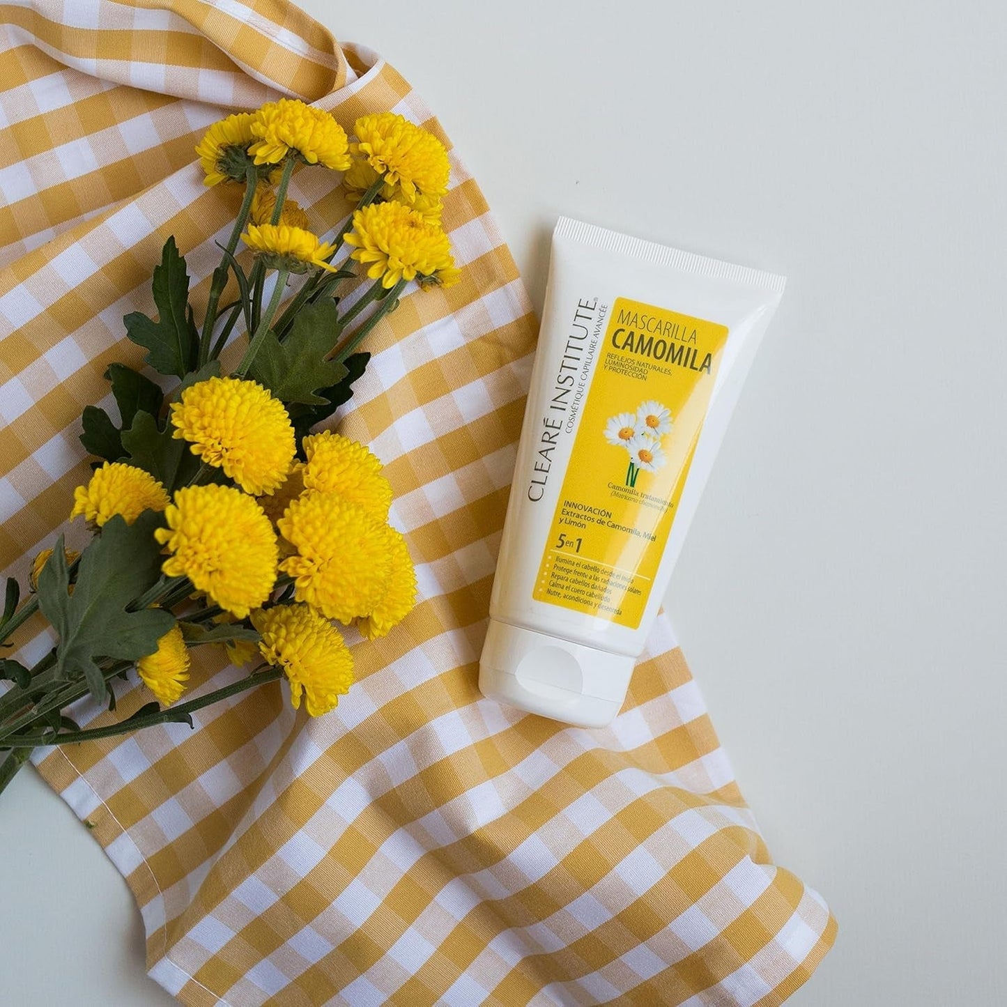 Clearé-Institut | Kamillenmaske | Pflegt, pflegt und entwirrt | Goldener Glanz und Glanz | 97 % natürliche Inhaltsstoffe | Beruhigt die Kopfhaut. Mit Kamillenextrakt | 150 ml Naty Shop Haarmaske