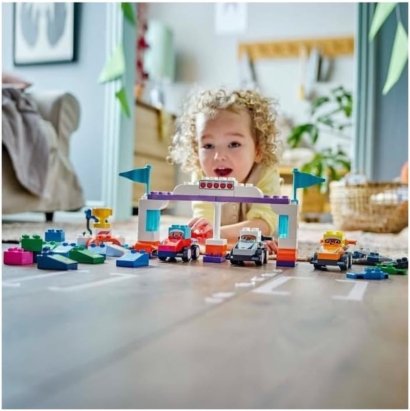 LEGO DUPLO Town F1 Team Rennwagen mit Rennfahrern, Bauspielzeug für die ganze Familie, fantasievolles Spielerlebnis, Geburtstagsgeschenk für Kleinkinder, Jungen und Mädchen ab 2 Jahren 10445 Bausets Besuchen Sie den LEGO-Store