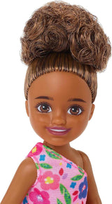 Barbie Chelsea Club – HGT07 – 15 cm große, bewegliche, gemischtrassige Mädchen-Rosa-Blumen-Puppe