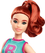 Barbie Fashionistas Puppe Nr. 232 mit roten Haaren, sportlichem Jersey-Oberteil mit B-Print, lila Faltenrock, Armbanduhr und Turnschuhen, HYT90