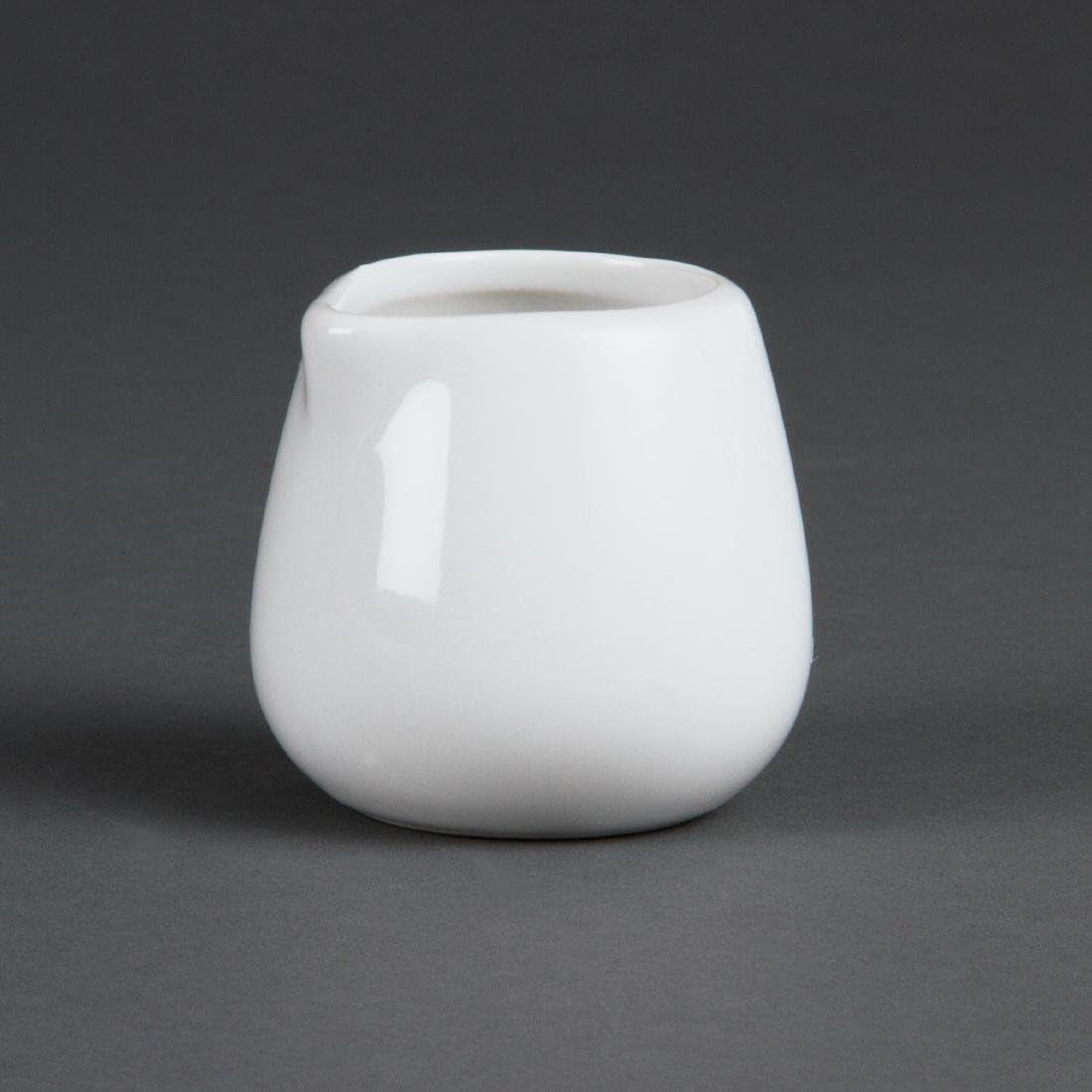 Kleine Servierkrüge von Olympia Whiteware, 43 ml (12 Stück), weißes Porzellan – griffloser Krug, ideal für Milch, Sahne, Saucen, Soße – spülmaschinen-/mikrowellengeeignet, Heimcafé, Restaurant, C203