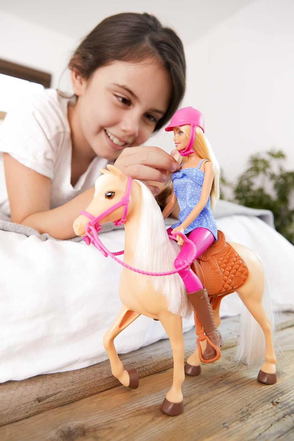 Barbie-Puppe und Pferdespielzeug, Reitzubehör, inklusive 1 Puppe und 1 Pferd, geeignet als Geschenk für Kinder ab 3 Jahren, FXH13