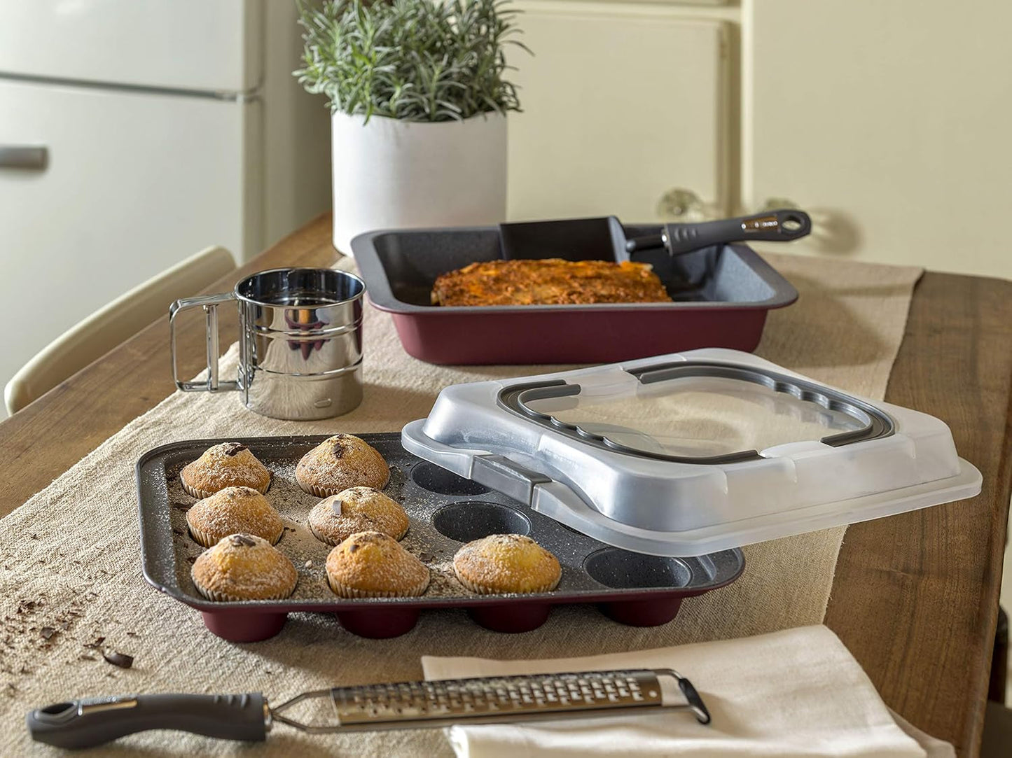Sweet Cherry Backblech, für 12 Muffins, mit Deckel, Kunststoffstahl, kirschrot Backbleche und Formen Naty Shop