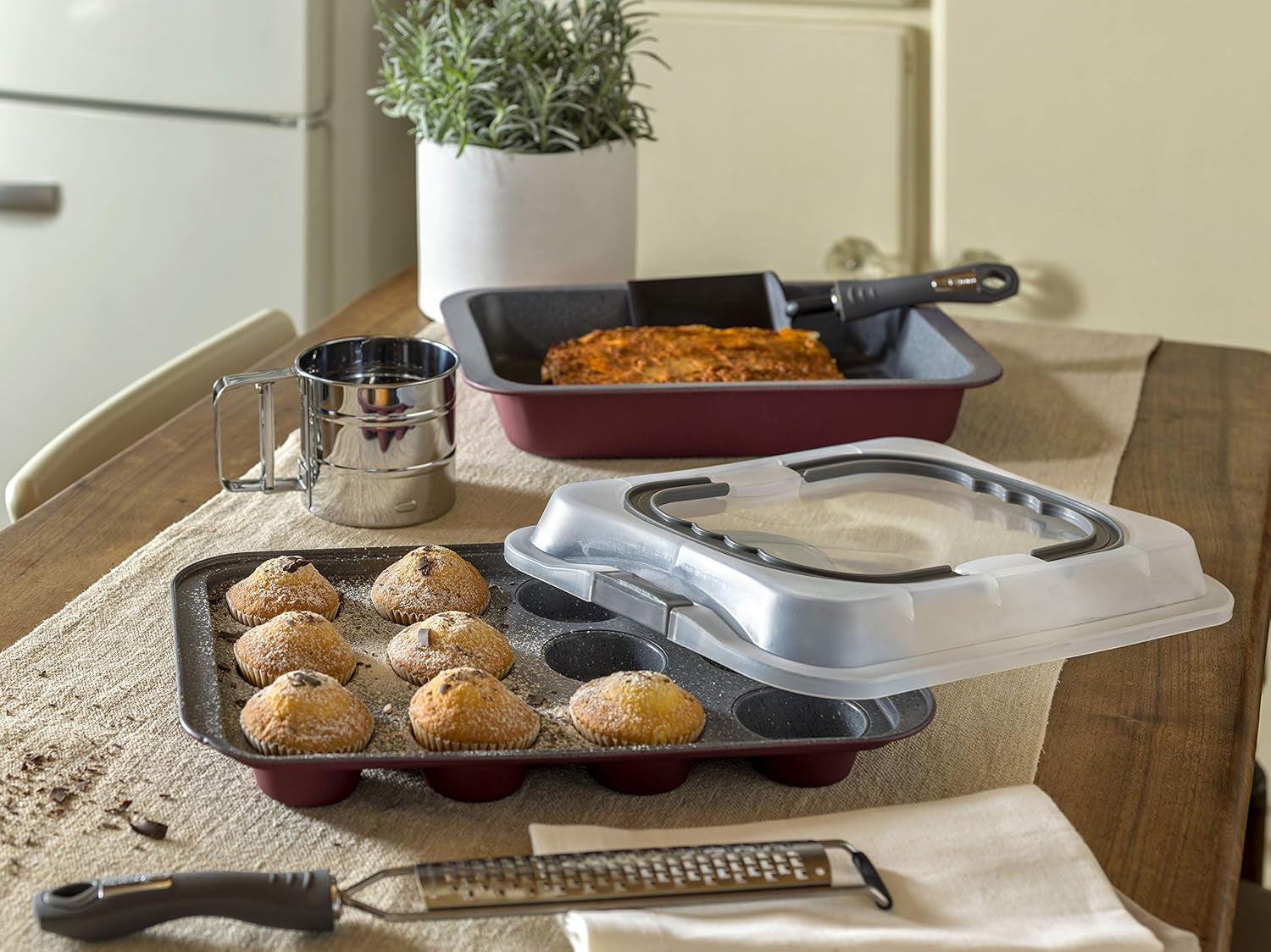 Sweet Cherry Backblech, für 12 Muffins, mit Deckel, Kunststoffstahl, kirschrot Backbleche und Formen Naty Shop