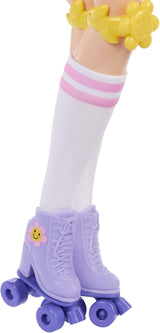 Dream Besties Barbie-Puppe und Zubehör, modische Barbie-Renee-Puppe mit Rollschuhlaufen und schwarzem Haar, 12 thematische Accessoires mit Videos und Essen, JFX99