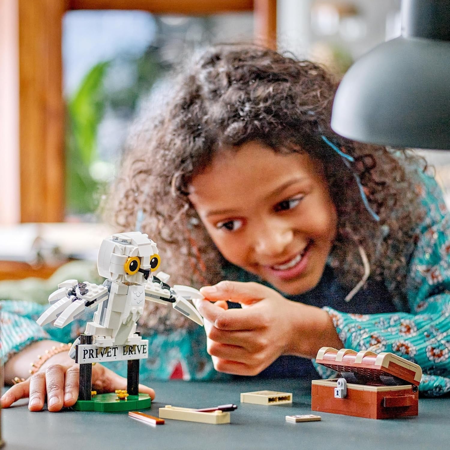 LEGO Harry Potter Hedwig im Ligusterweg 4 Kinderspielzeug-Eulen-Set, baubare Tierfigur mit Hogwarts-Koffer, kleines Geschenk für Jungen, Mädchen und alle Fans ab 7 Jahren 76425 Bausets Besuchen Sie den LEGO-Store