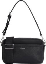 Calvin Klein Damen Umhängetasche Must Camera Bag Mono Wide Shoulder Strap, Schwarz (Ck Black), Life Size Bags Damen Naty Shop Standardtitel