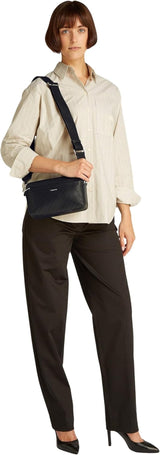 Calvin Klein Damen Umhängetasche Must Camera Bag Mono Wide Shoulder Strap, Schwarz (Ck Black), Lebensgroße Damentaschen Naty Shop