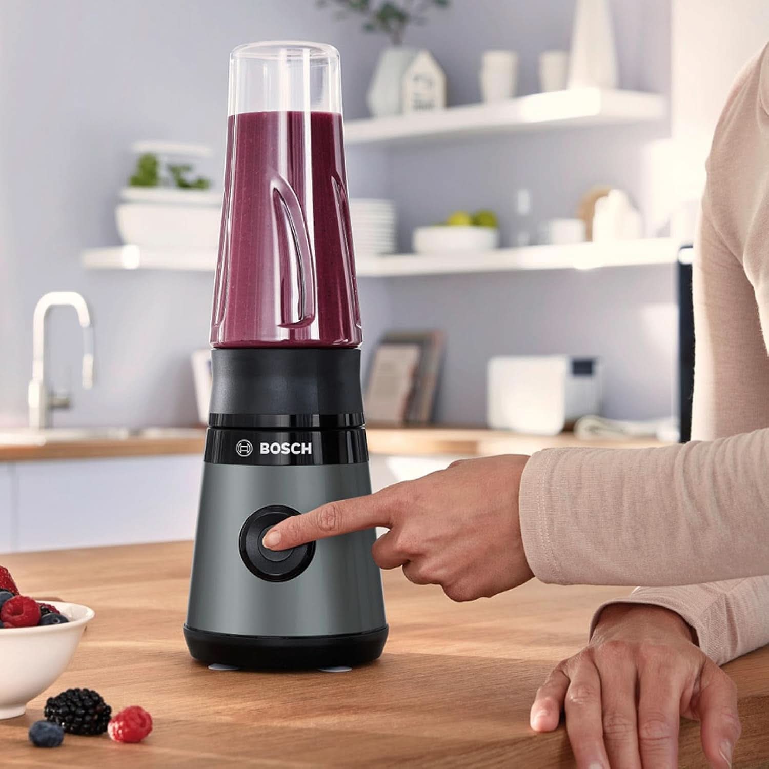 Bosch Mini-Standmixer Vitapower Serie 2 MMB2111S, Highspeed-Mixer, Bis Zu 40.000 U/min, Tritan Togo-Flasche 0,6 L, Trinkdeckel, Bruchsicher, Spülmasch.Geeignete Teile, 450W, Silber/Schwarz Kitchen Naty Shop