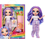 Rainbow High Junior High PJ Partypuppe – Violett – 22 cm mit weichem Overall, Hausschuhen und Spielzubehör – Kinderspielzeug – Ideal für 4–12 Jahre