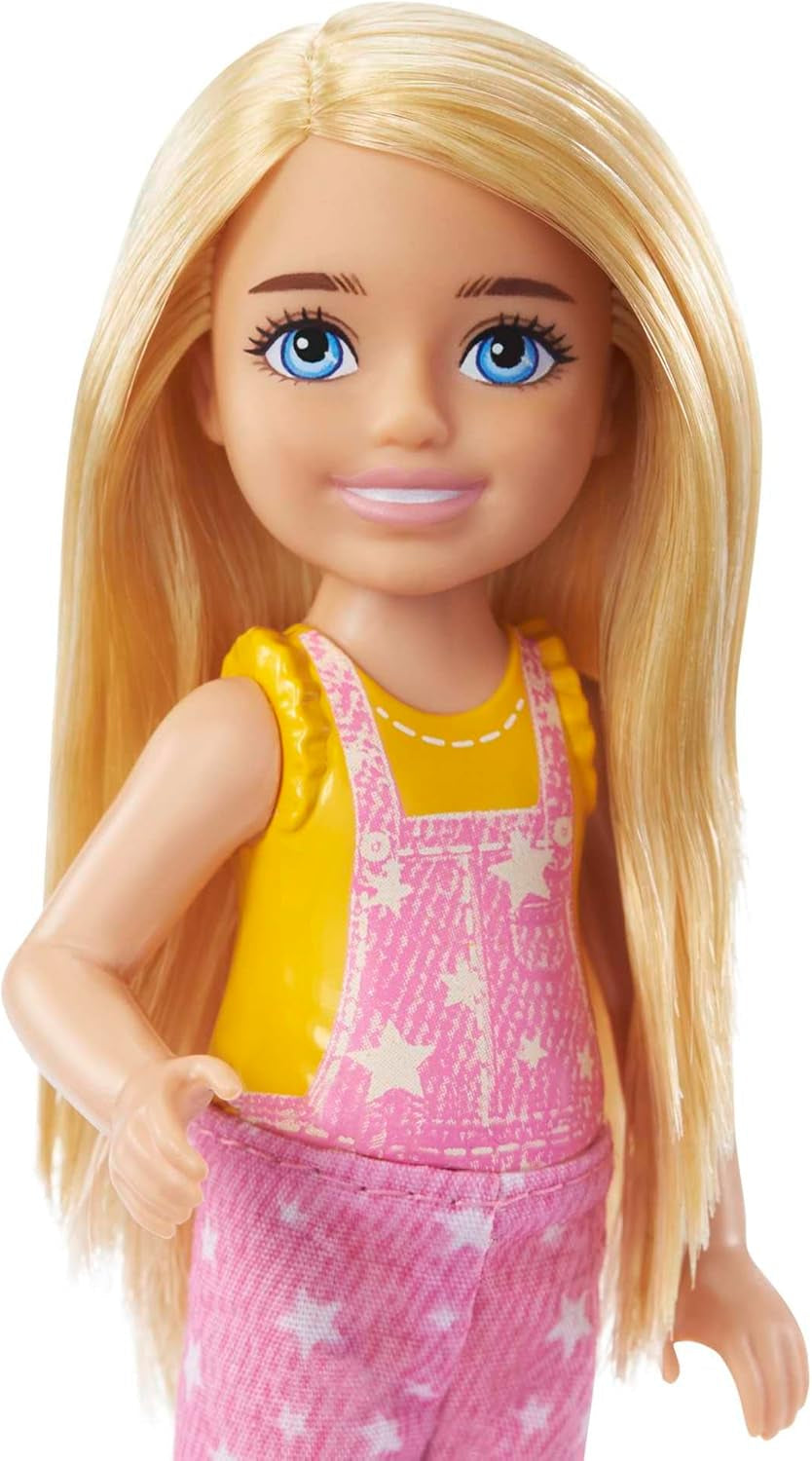 Barbie Chelsea-Serie, Chelsea-Puppe Camping mit blonden Haaren, Haustier-Eule, Schlafsack, Kissen, Taschenlampe, Fernglas, Camping-Zubehör, Kindergeschenk, Spielzeug für 3 Jahre und älter, HDF77
