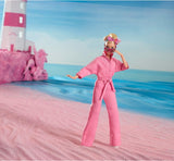 BARBIE THE MOVIE Margot Robbie – Puppe mit Kaugummi-Rosa Jumpsuit, Messy Updo, Sonnenbrille, Kopftuch, Wedge-Sneakers, Sammlerverpackung, für Kinder ab 3 Jahren, HRF29