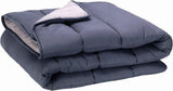 Pikolin Home – Wendedecke 300 g – nordische zweifarbige Füllung – für Bett 90 – bequem, warm, atmungsaktiv, Marineblau, 135 x 200 cm. Bettdecken und Steppdecken Naty Shop, graues Kissen 150/160 – 240 x 220 cm